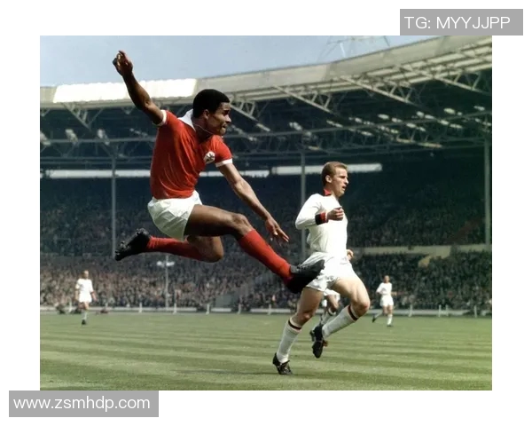 三字母足球巨星们的传奇人生与场上巅峰表现，探索他们如何影响全球足坛