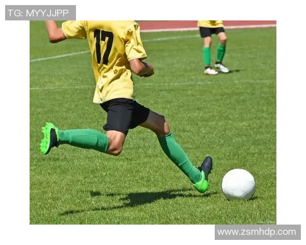 足球球星全力蓄势射门瞬间展现力量与技巧的完美结合