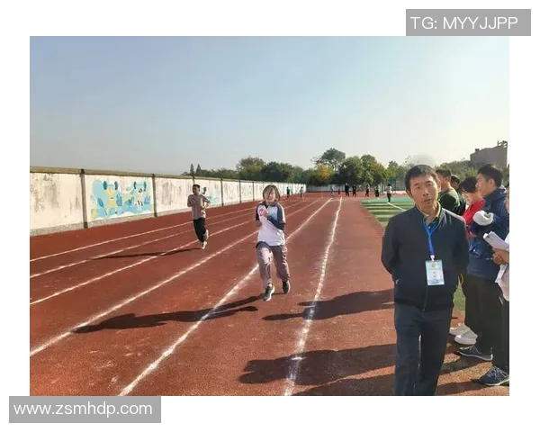 足球球星激情唱响国歌展现体育精神与爱国情怀